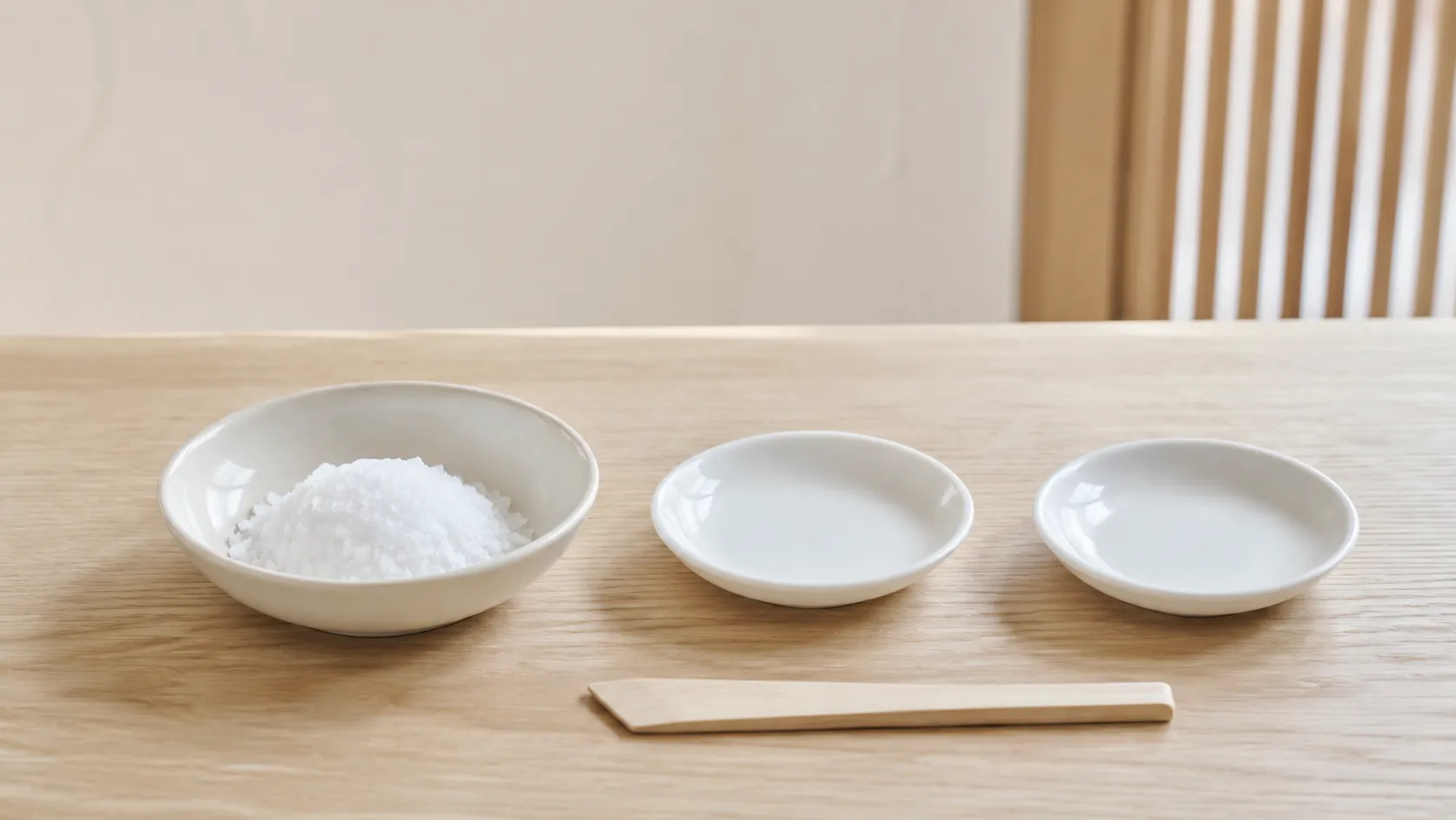 新しい塩と空の小皿、塩を固めるためのヘラが並んだ準備の様子